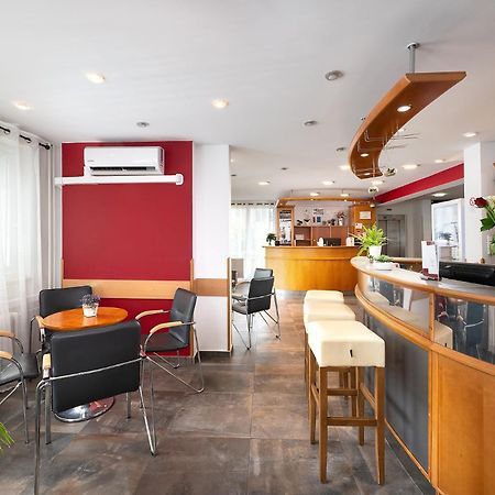 Hotel Plus Братислава Экстерьер фото
