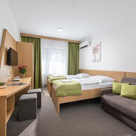 Hotel Plus Братислава Экстерьер фото
