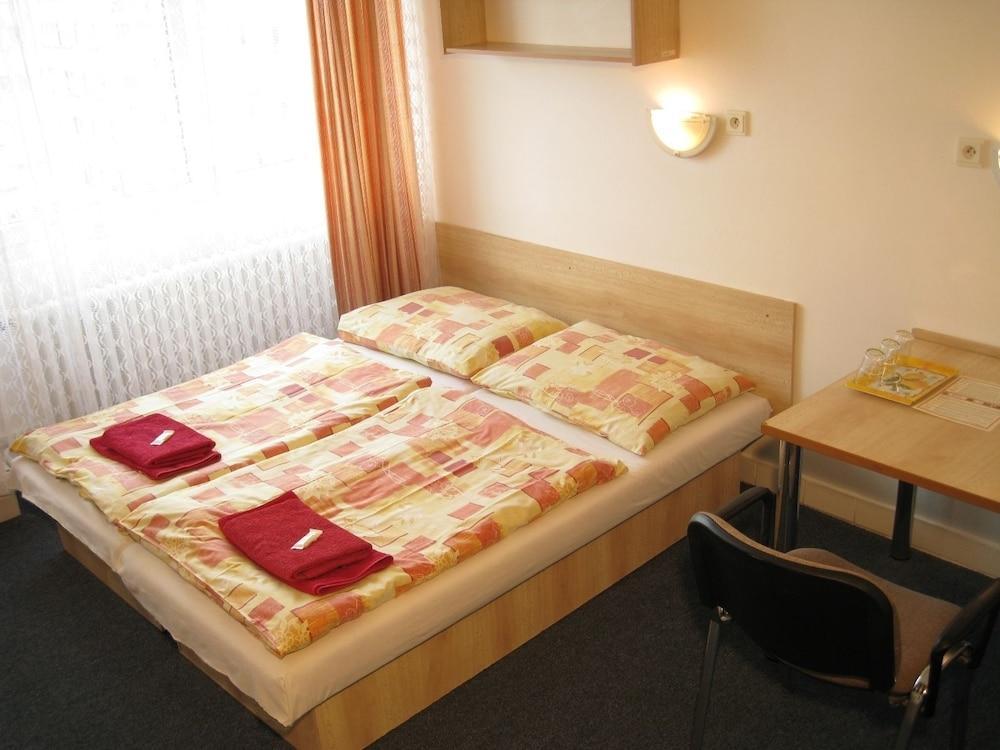 Hotel Plus Братислава Экстерьер фото