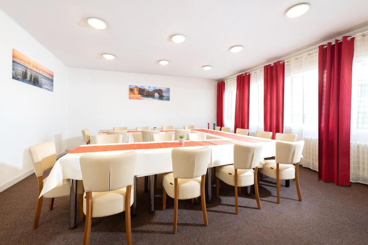 Hotel Plus Братислава Экстерьер фото