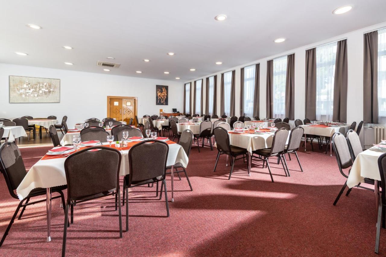 Hotel Plus Братислава Экстерьер фото