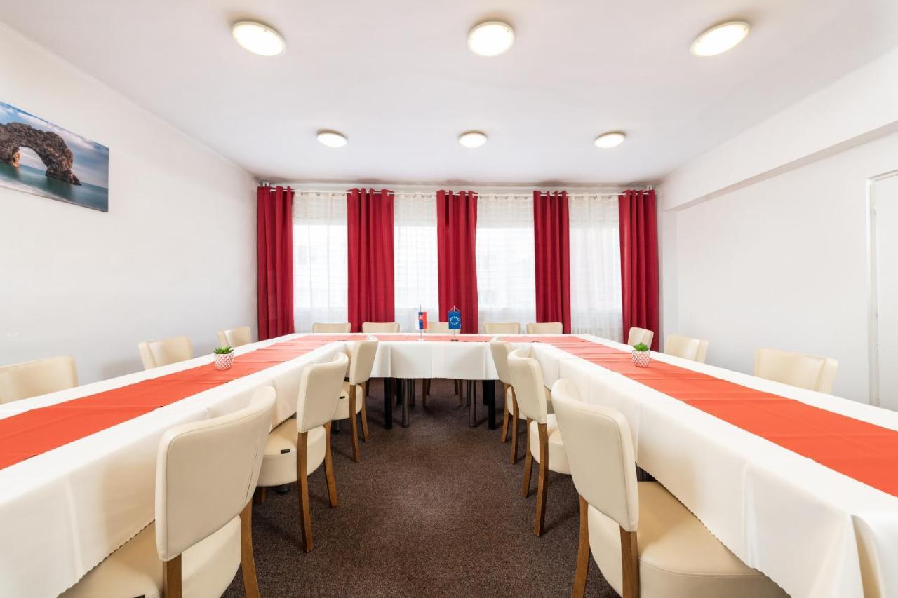 Hotel Plus Братислава Экстерьер фото
