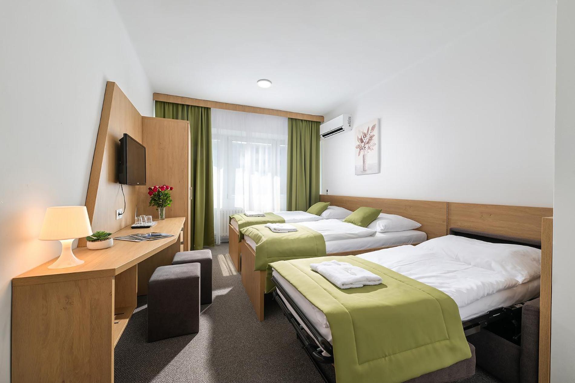 Hotel Plus Братислава Экстерьер фото