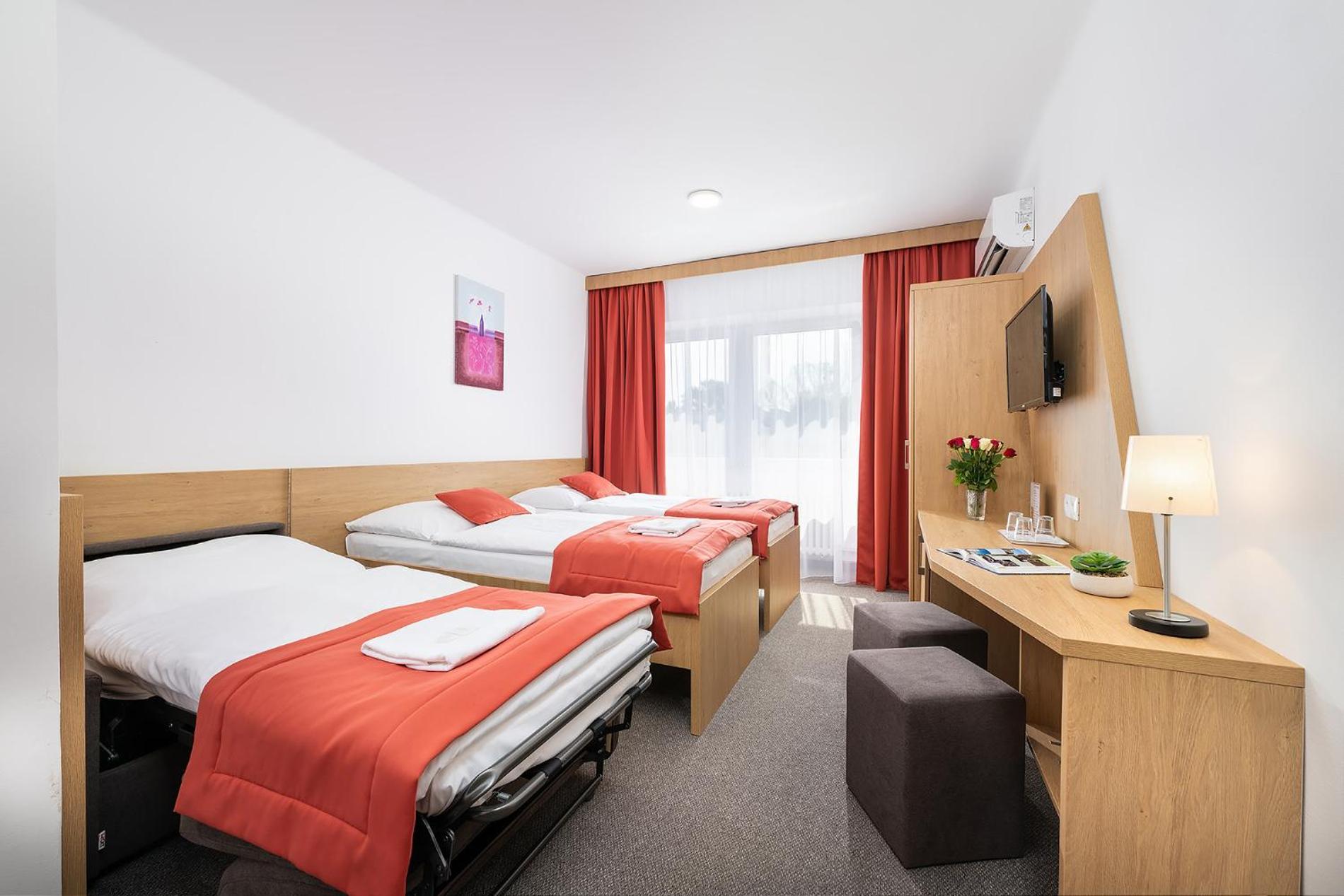 Hotel Plus Братислава Экстерьер фото