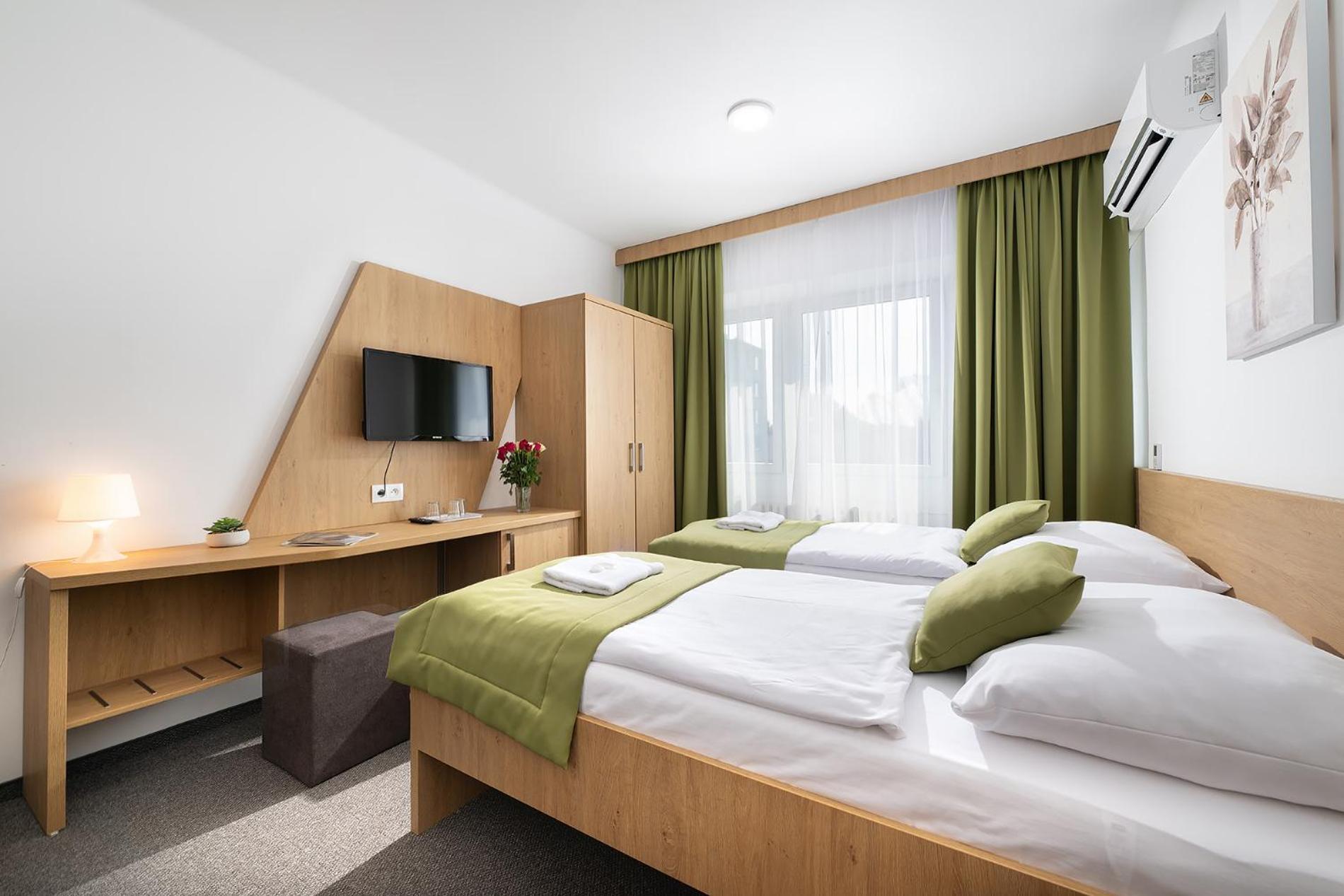 Hotel Plus Братислава Экстерьер фото