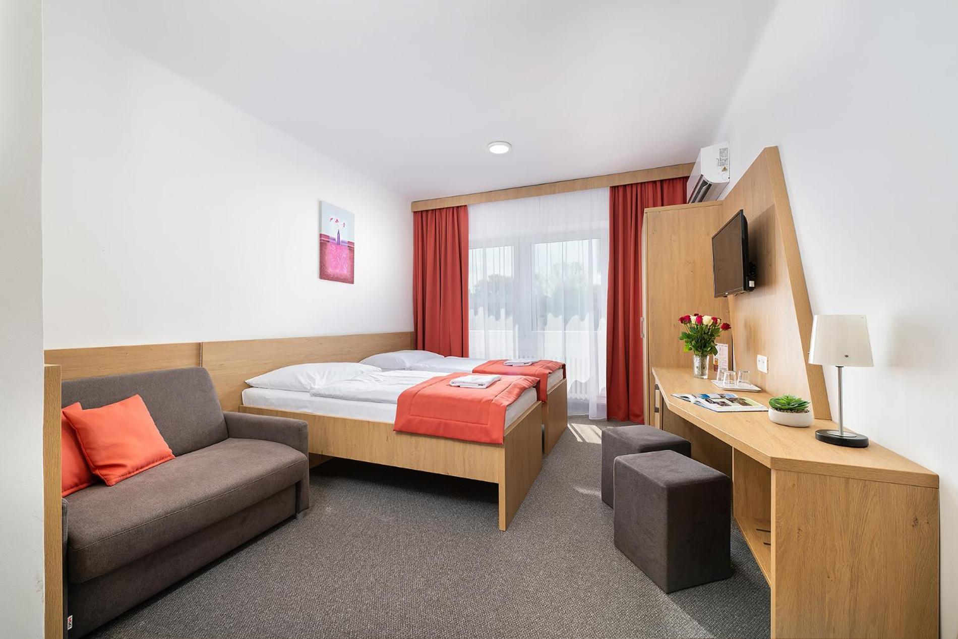 Hotel Plus Братислава Экстерьер фото