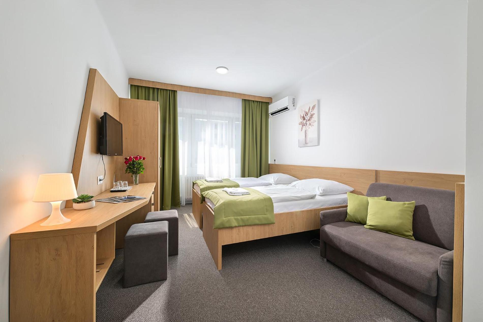 Hotel Plus Братислава Экстерьер фото