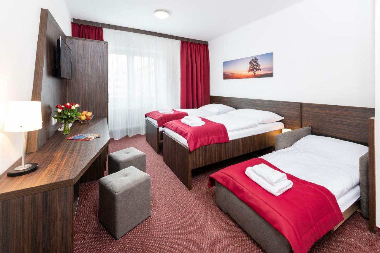 Hotel Plus Братислава Экстерьер фото
